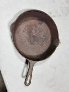 lot 4 image: Griswold No. 7 Cast Iron Pan