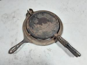 lot 5 image: New Griswold American No. 9 Waffle Iron & Base
