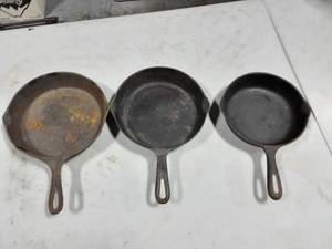 lot 7 image: 3-Cast Iron Skillets 1-# 256, 1-E, 1-No Mark