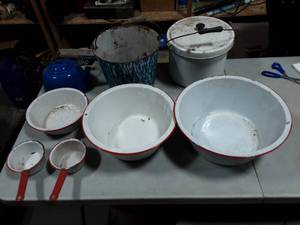 lot 12 image: Assorted Vintage Enamelware