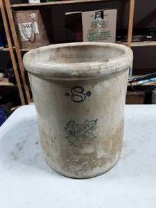 lot 17 image: Western Stone #8 Crock