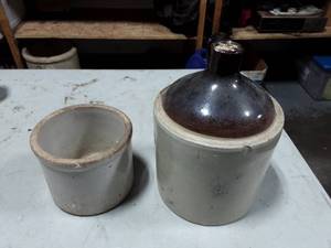 lot 18 image: Western Stoneware Jug, 1-Small Crock