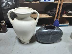 lot 22 image: 2-Haegar Pottery
