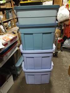 lot 43 image: 4-Rubbermaid Totes With Lids