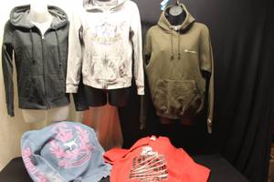 lot 8 image: 5 sweatshirts, size M...