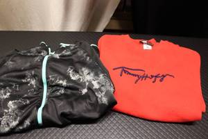 lot 17 image: 2 XL sweatshirts...