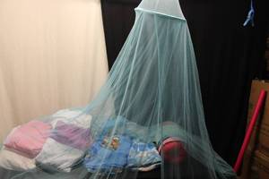 lot 26 image: bed net, 5 twin  sheet sets, Hannah...