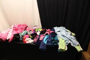 lot 39 image: Girls size 10-12 to M, gloves, coat...