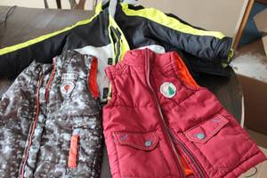 lot 69 image: Boys 5T 2 vest and Healthtex coat w...