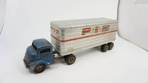 lot 1 image: Vintage 1950s Smith Miller Toy Truck Cab and P.I.E Trailer-Cast Aluminum
