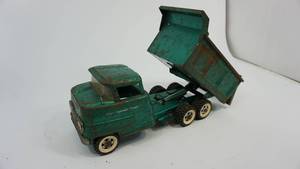 lot 5 image: Vintage 1950s Green Structo Hydraulic Tandem Axle Dumper Toy Truck
