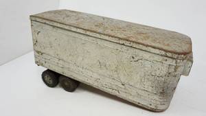 lot 9 image: Vintage Refrigerated Metal Semi Trailer