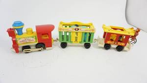 lot 14 image: Vintage Fisher Price Plastic Little People 3 Car Circus Train Set