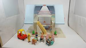 lot 25 image: Vintage Little Tikes Doll House with Blue Roof