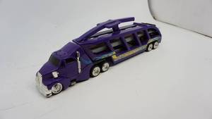 lot 29 image: Collectible Mattel Hot Wheels Car  Cargo Carrier 2000 Purple