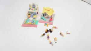 lot 44 image: Vintage 1993 Original Bluebird Polly Pocket Toy Shop Dollhouse  Cozy Cottage House with Dolls