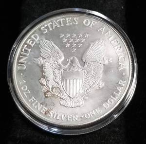 lot 21 image: 1997 AMERICAN SILVER EAGLE 1 TROY OZ. .999 FINE SILVER IN AIRTITE