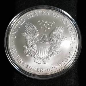 lot 30 image: 1999 AMERICAN SILVER EAGLE 1 TROY OZ. .999 FINE SILVER IN AIRTITE