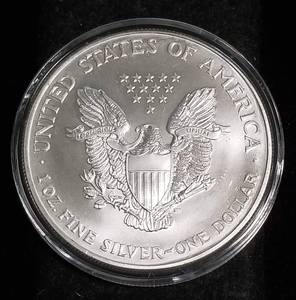 lot 35 image: 2000 AMERICAN SILVER EAGLE 1 TROY OZ. .999 FINE SILVER IN AIRTITE