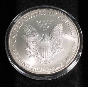 lot 41 image: 2001 AMERICAN SILVER EAGLE 1 TROY OZ. .999 FINE SILVER IN AIRTITE