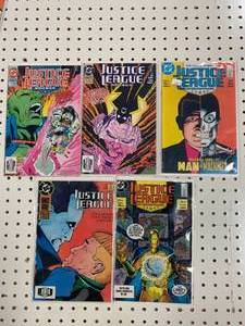 lot 49 image: Lot of 5 Justice League Comic Books