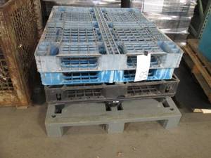 lot 93 image: Lot of (4) Heavy Duty Plastic Palle...