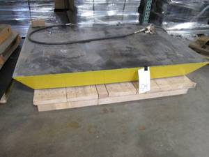 lot 94 image: Hydraulic Scissor Lift Table With 4...