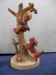 lot 10 image: Apple Tree Boy and Dog Hummel