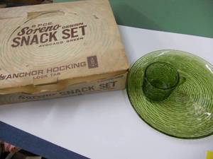 lot 45 image: Anchor Hocking Soreno Design Avocado Green Snack Set with Original Box