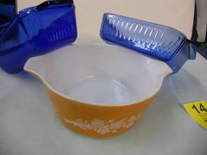 lot 14 image: Pyrex 2 Blue and 1 Orange-Yellow-Gold
