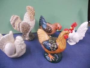 lot 15 image: 5 Chickens, One with Salt and Pepper and Napkin Holder, and One with shells