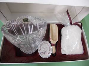 lot 116 image: Oneida 1995 Augustina Bowl, Scoop, and Bath Crystals
