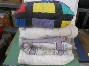 lot 128 image: Queen Comforter, SingleTwin Comforter and 2 Blankets