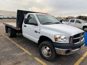 lot 4 image: 2007 Dodge Ram 3500 Hemi Flat Bed Dual Rear Wheel