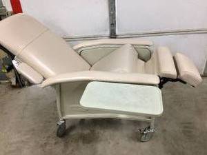 lot 36 image: MSRP $800 INVACARE IH6077AIH68 Clinical Dialysis Geri Chair Mobile Recliner Great Condition