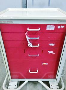 lot 31 image: MSRP $1800 ARMSTRONG HEAVY DUTY A-SMART MEDICAL SUPPLY MEDICATION CRASH CART 5 DRAWER WITH TONS OF ORGANIZING SORTING DIVIDERS INSIDE THE DRAWERS - BUILT TO LAST A LIFETIME GREAT CONDITION 