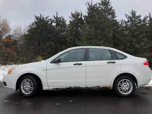 lot 2 image: 2009 Ford Focus SE