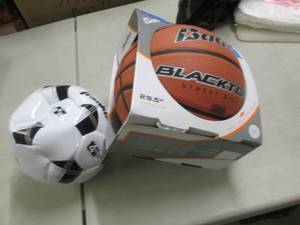 lot 135 image: Franklin Size 4 Soccer Game, Outdoo...