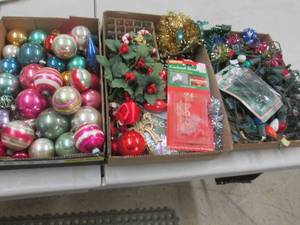 lot 227 image: 3 Flats Vintage Christmas...