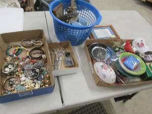 lot 252 image: Assorted Vintage jewelry, Dcor, K...