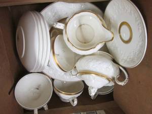 lot 256 image: Gold Rimmed Dinnerware 6 Place Sett...