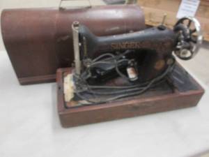 lot 267 image: Antique Singer Sewing Machine...