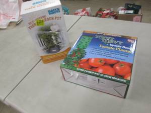 lot 302 image: Self Watering Fabric Garden Pot, Up...