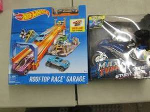 lot 128 image: Hot Wheels Race Garage, Stunt Bike...