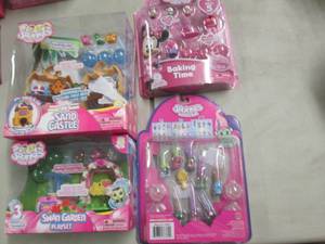 lot 129 image: 4 Squinkies Toys...