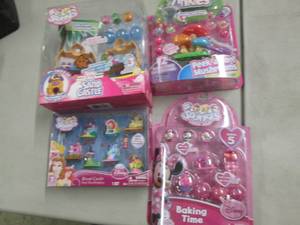 lot 130 image: 4 Squinkies Toys...