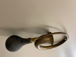 lot 32 image: Decorative Brass Horn
