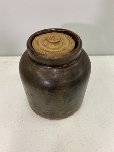 lot 31 image: Vintage Minnesota Stoneware Co. Lidded Bean Pot
