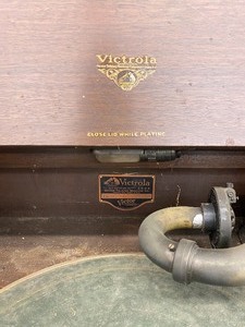 lot 118 image: Antique Victrola Record Cabinet