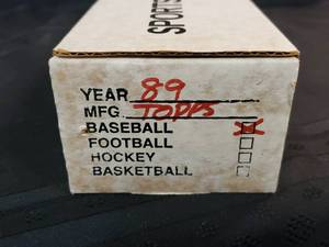 lot 79 image: 1989 Topps Baseball Card Factory Set